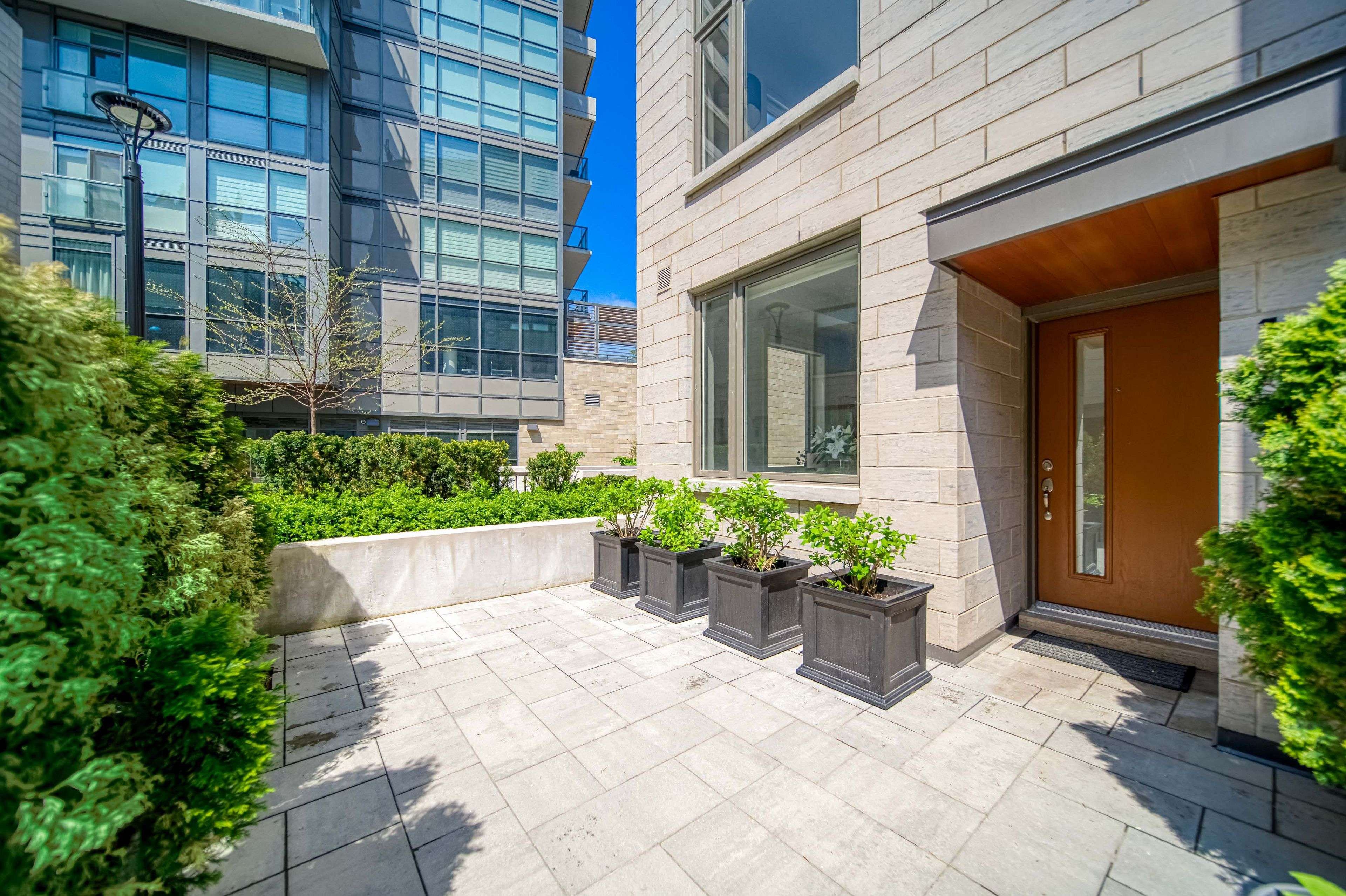 Toronto C02, ON M5R 0C1,165 Pears AVE #TH16