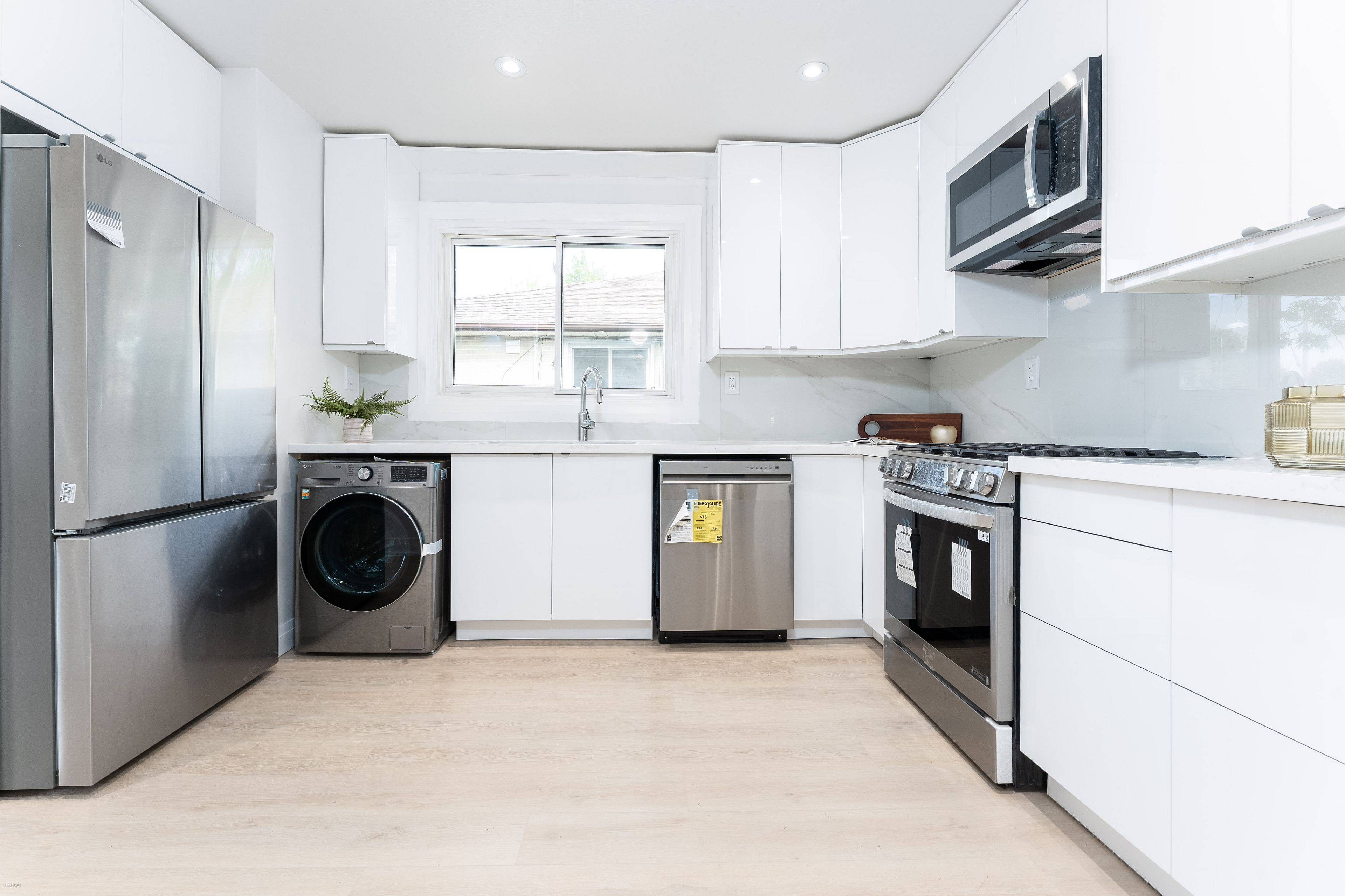 Newmarket, ON L3Y 4P1,113 Crone CT