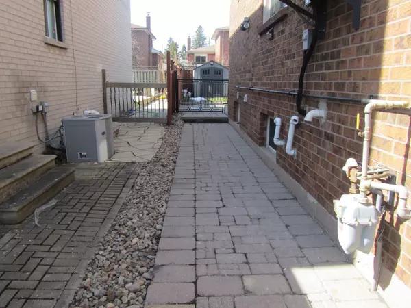 Toronto E10, ON M1C 3S7,45 Linderwood DR #BSMT APT.