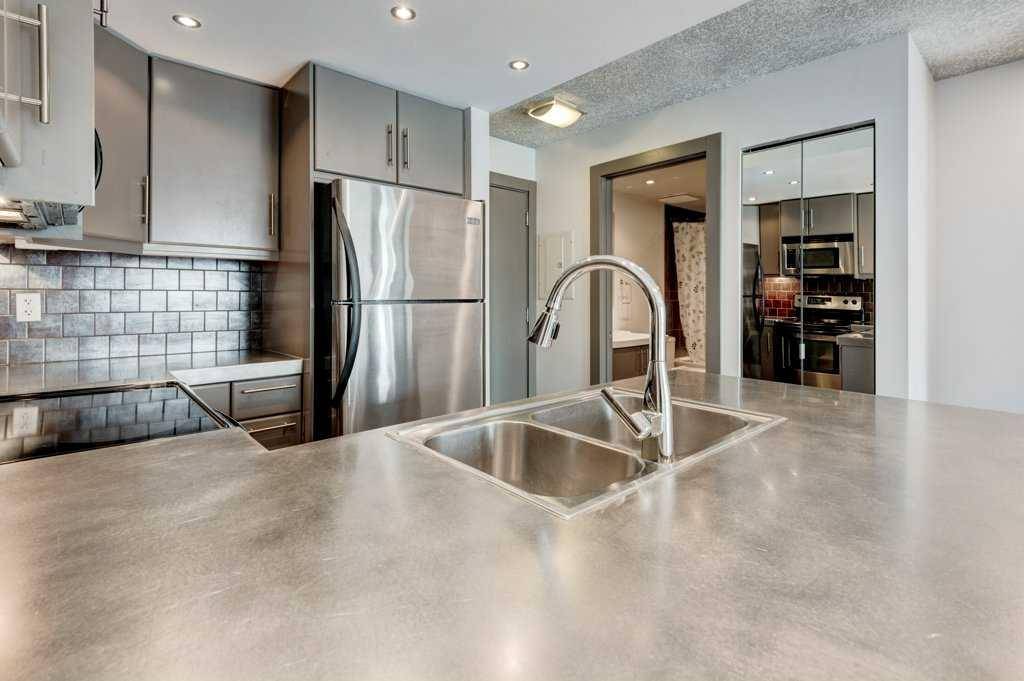 Calgary, AB T3E 2K3,2411 29 ST SW #306