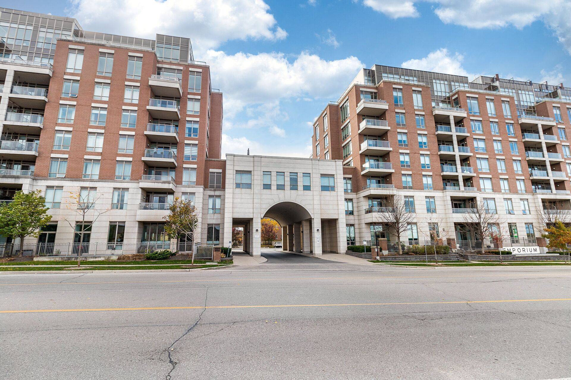 Oakville, ON L6H 0H1,2480 Prince Michael DR #724