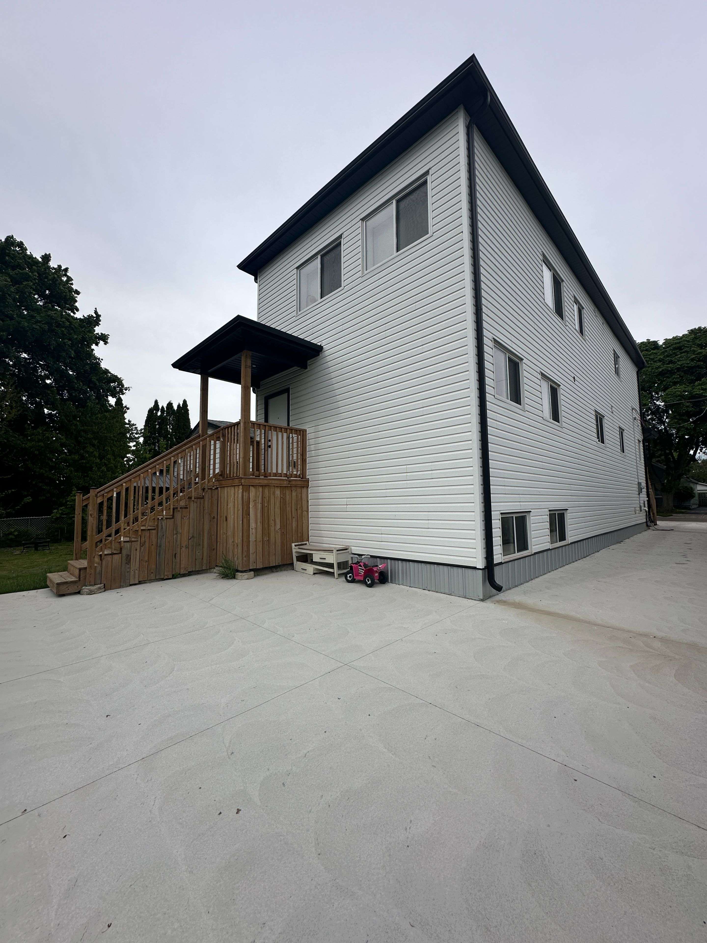London East, ON N5Z 2T1,263 Sanders ST #Upper