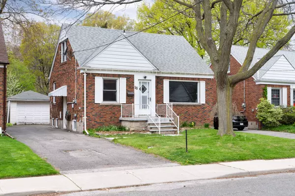 16 Plaxton DR, Toronto E03, ON M4B 2P8