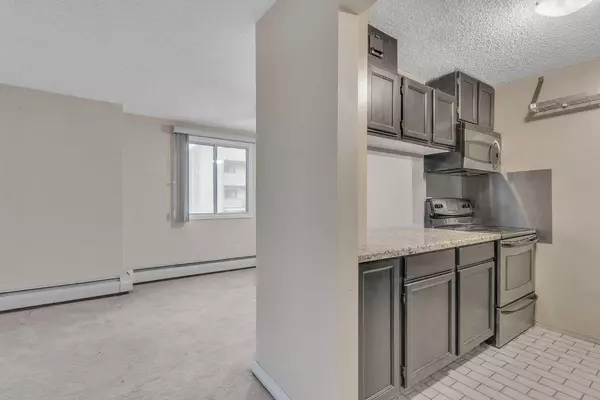 Calgary, AB T3C 0X8,1311 15 AVE SW #704