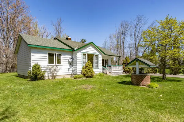 Tay, ON L0K 2A0,6 Davis DR