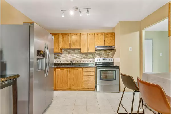 Oakville, ON L6H 2P3,1050 Falgarwood DR #121