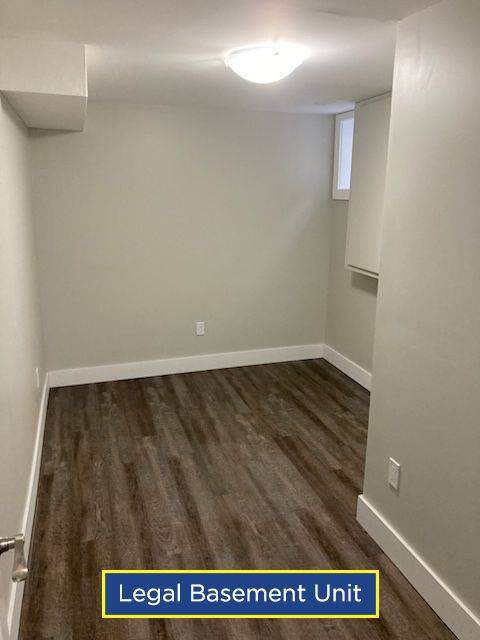 Barrie, ON L4N 5B7,12 Bronte CRES