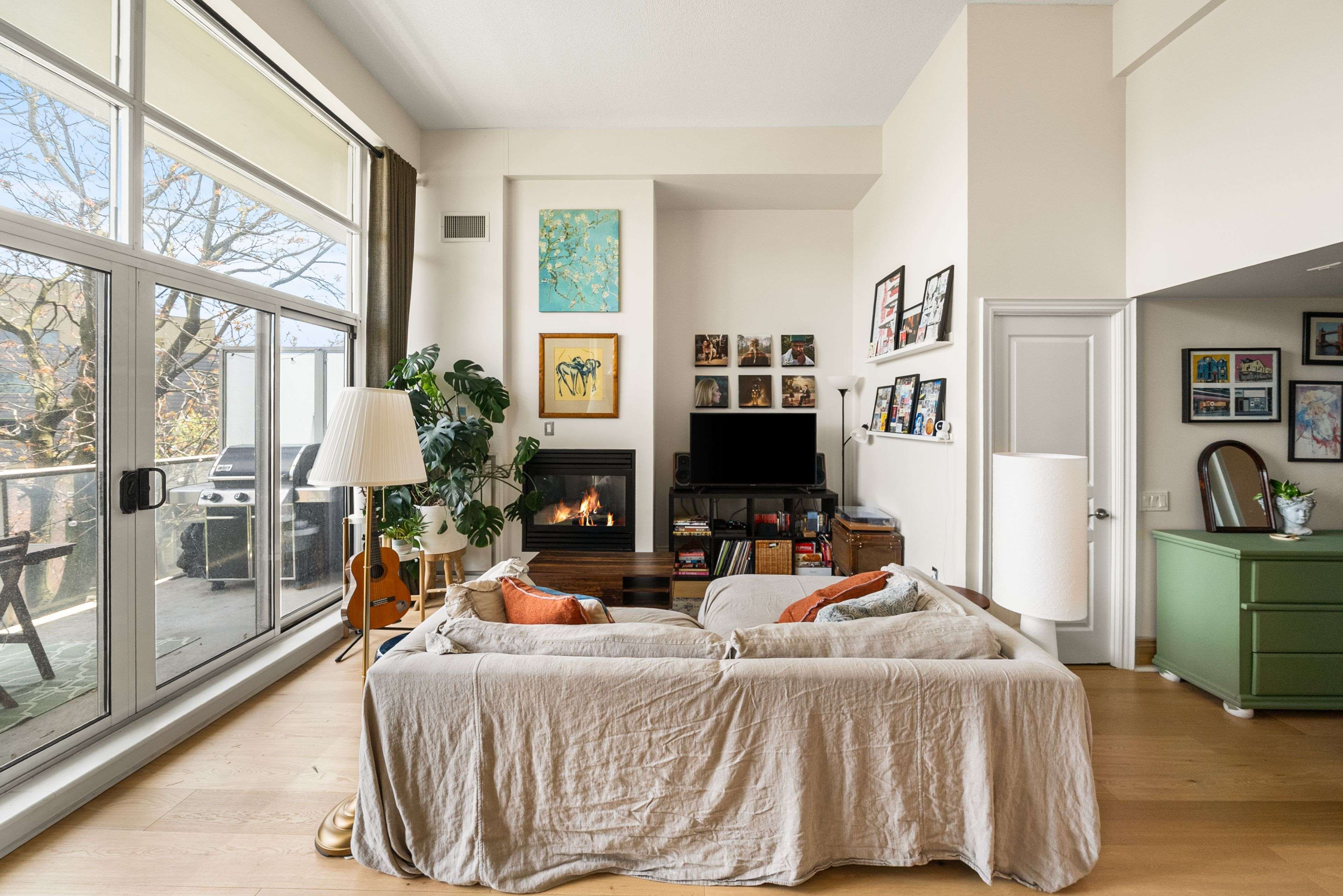 Toronto W01, ON M6R 3B9,437 Roncesvalles AVE #423