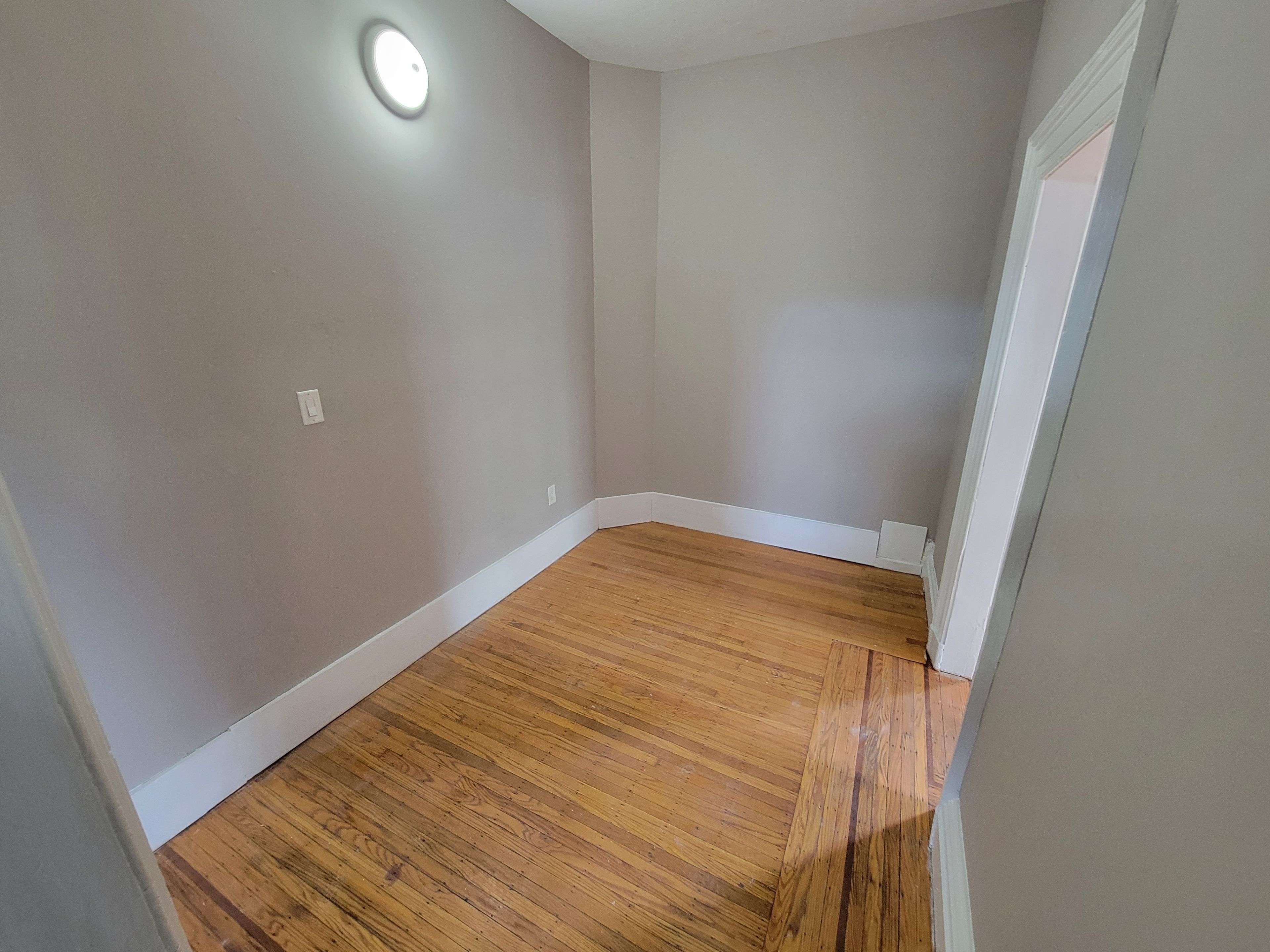 Hamilton, ON L9A 4S6,303 East 19 ST #1