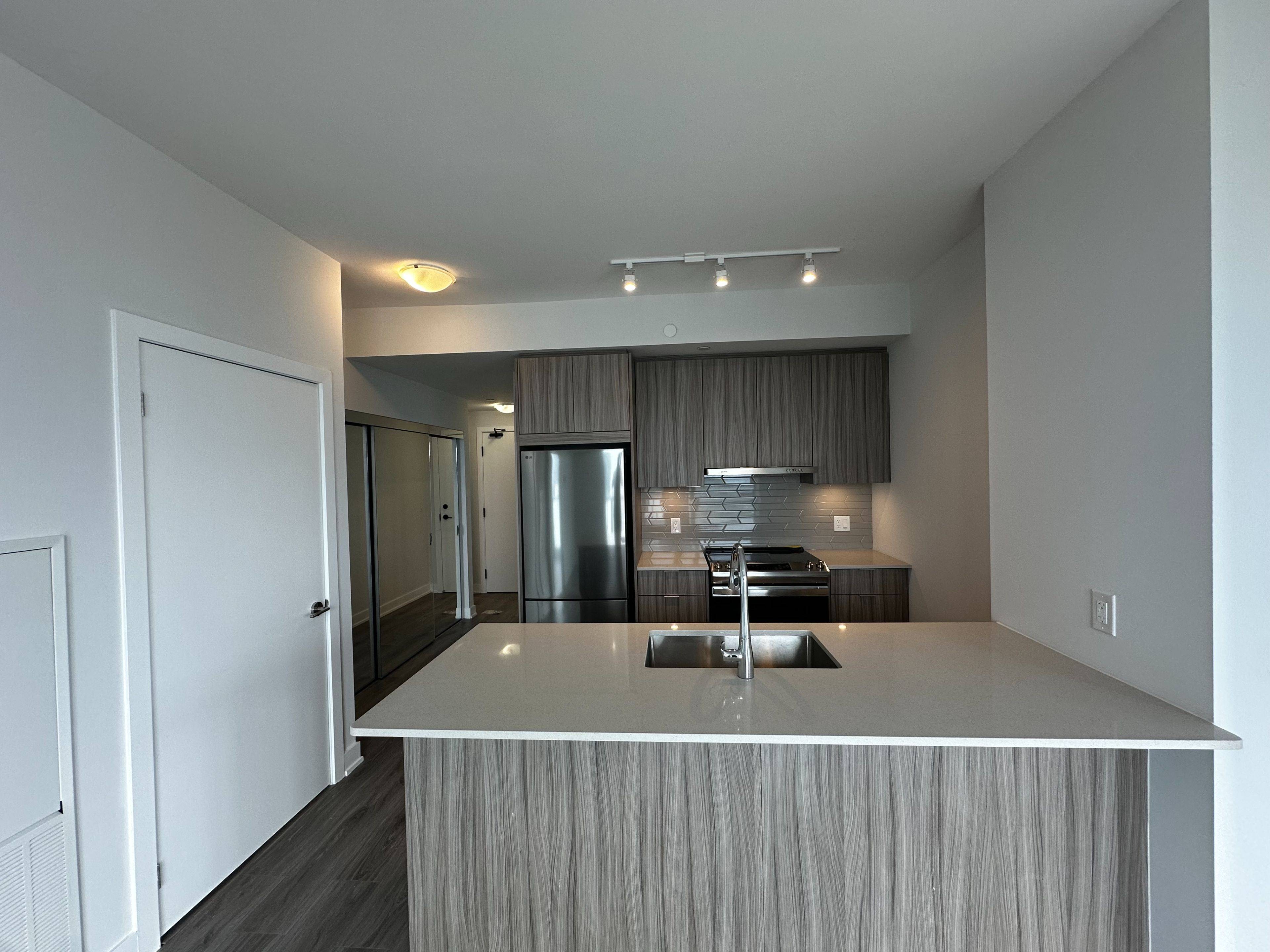 Mississauga, ON L5B 0L6,430 Square One DR #4103
