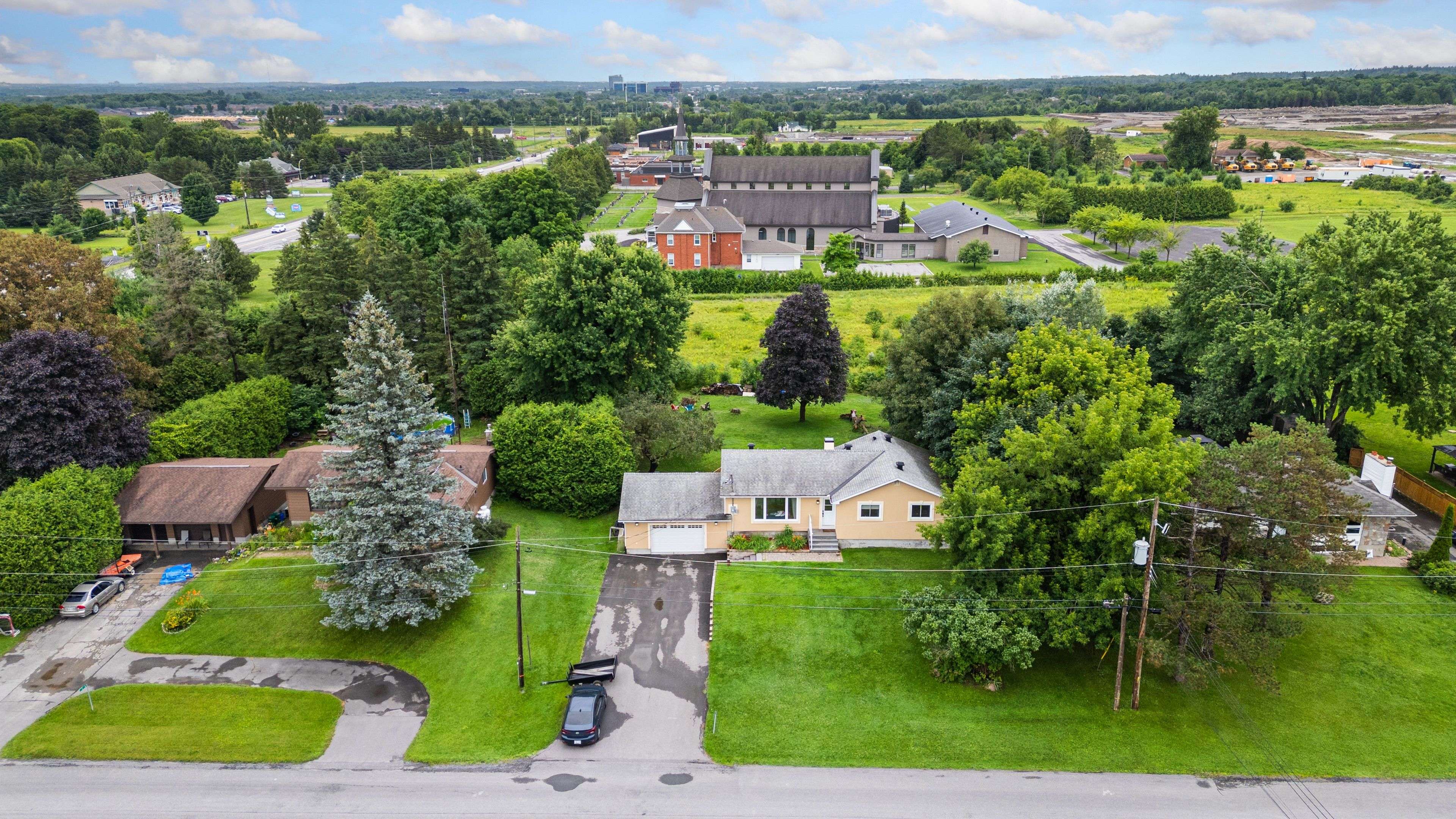 5 Murphy CT, Kanata, ON K2W 1B7