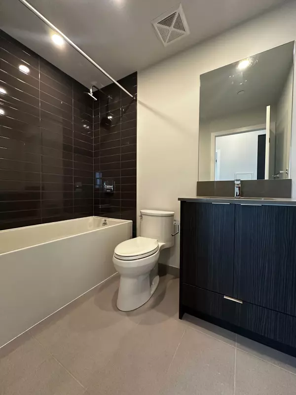 Mississauga, ON L5B 0L6,430 Square One DR #4006