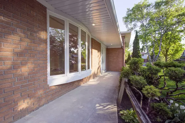 Mississauga, ON L4Y 2P3,951 Streamway CRES
