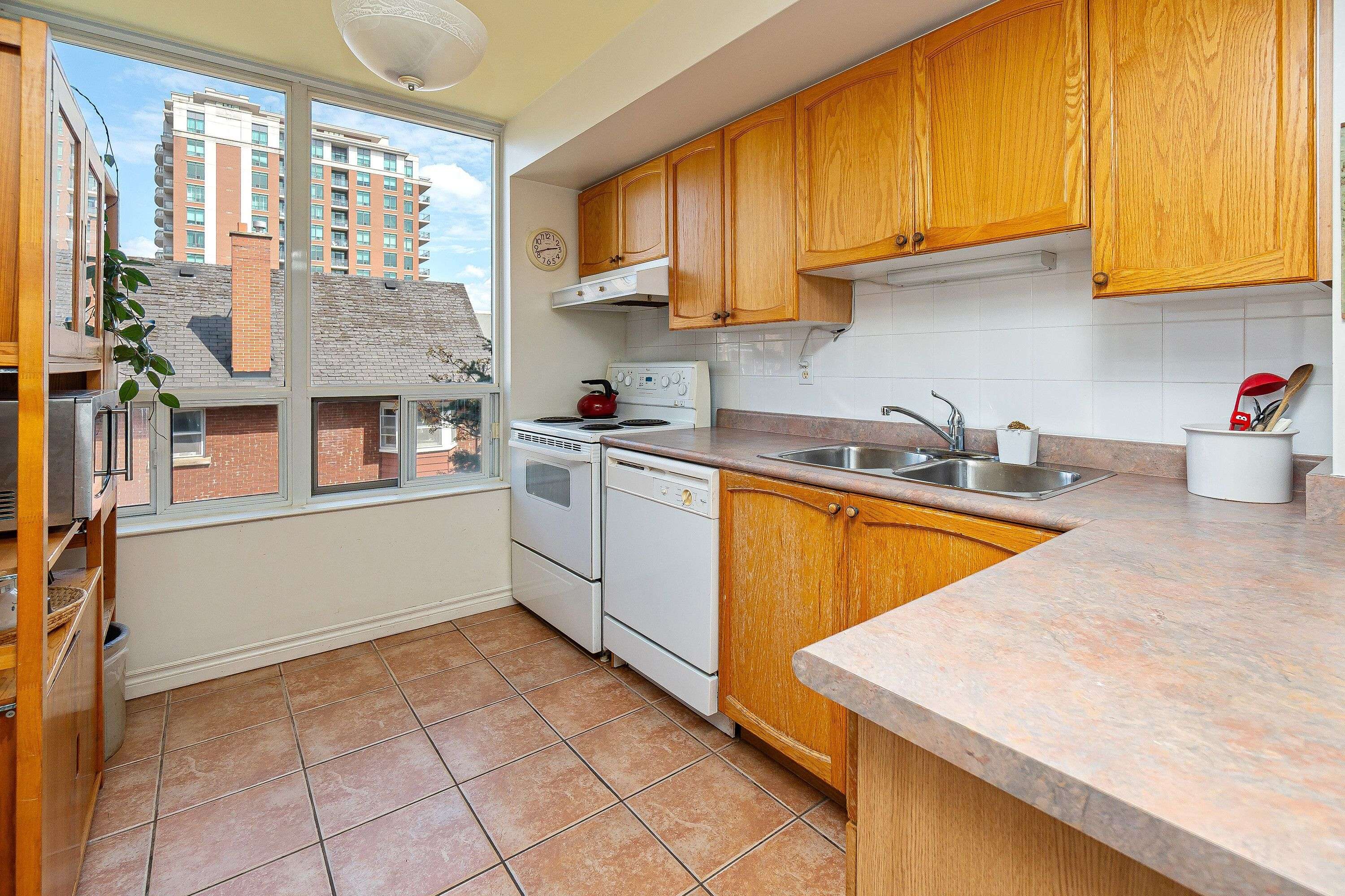 Toronto C10, ON M4S 3H2,253 Merton ST #215