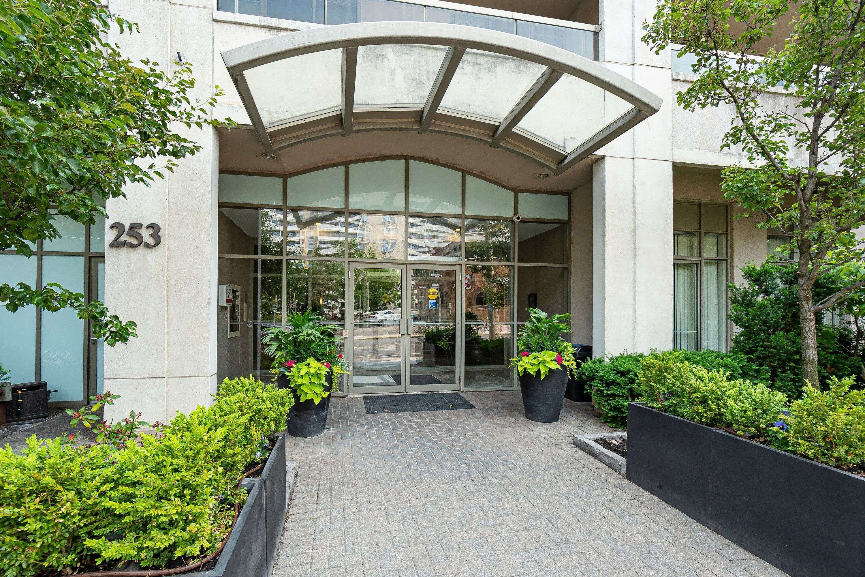 Toronto C10, ON M4S 3H2,253 Merton ST #215