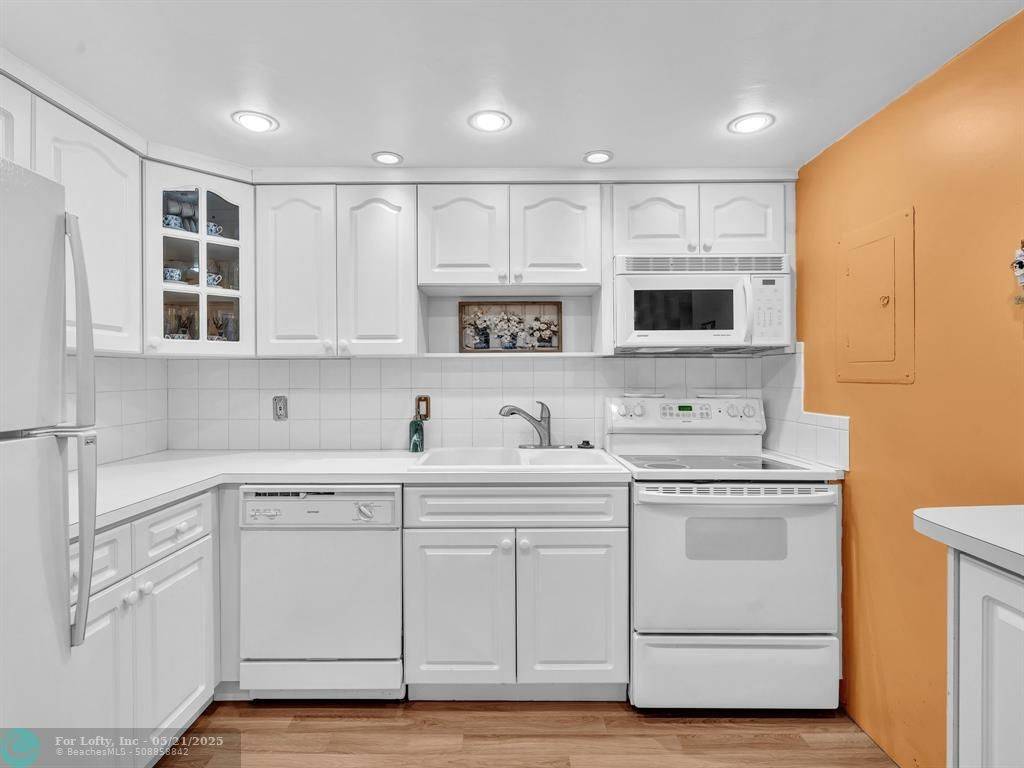 Plantation, FL 33313,1681 NW 70TH AV  #210