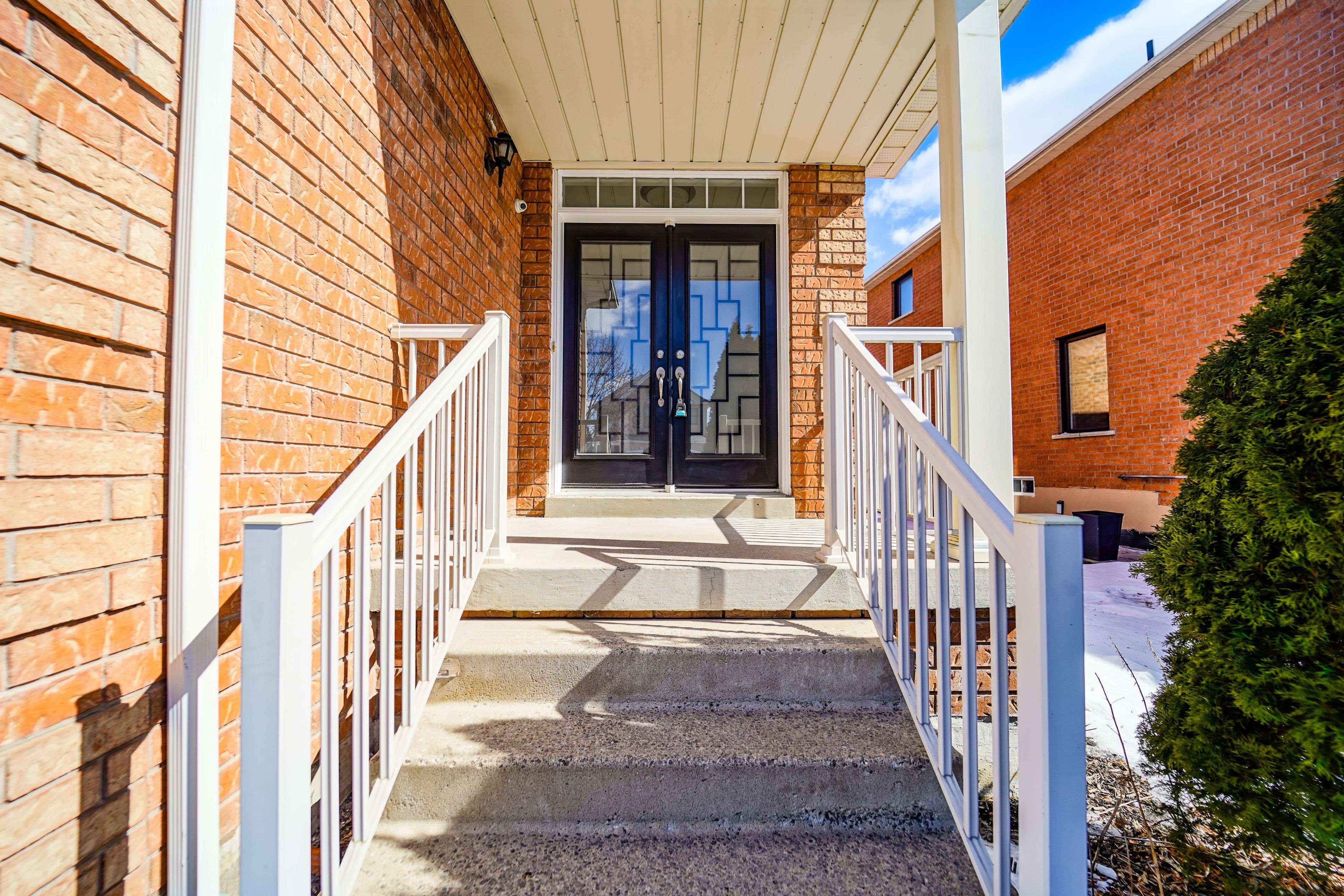 Whitby, ON L1P 1W6,35 Ball CRES