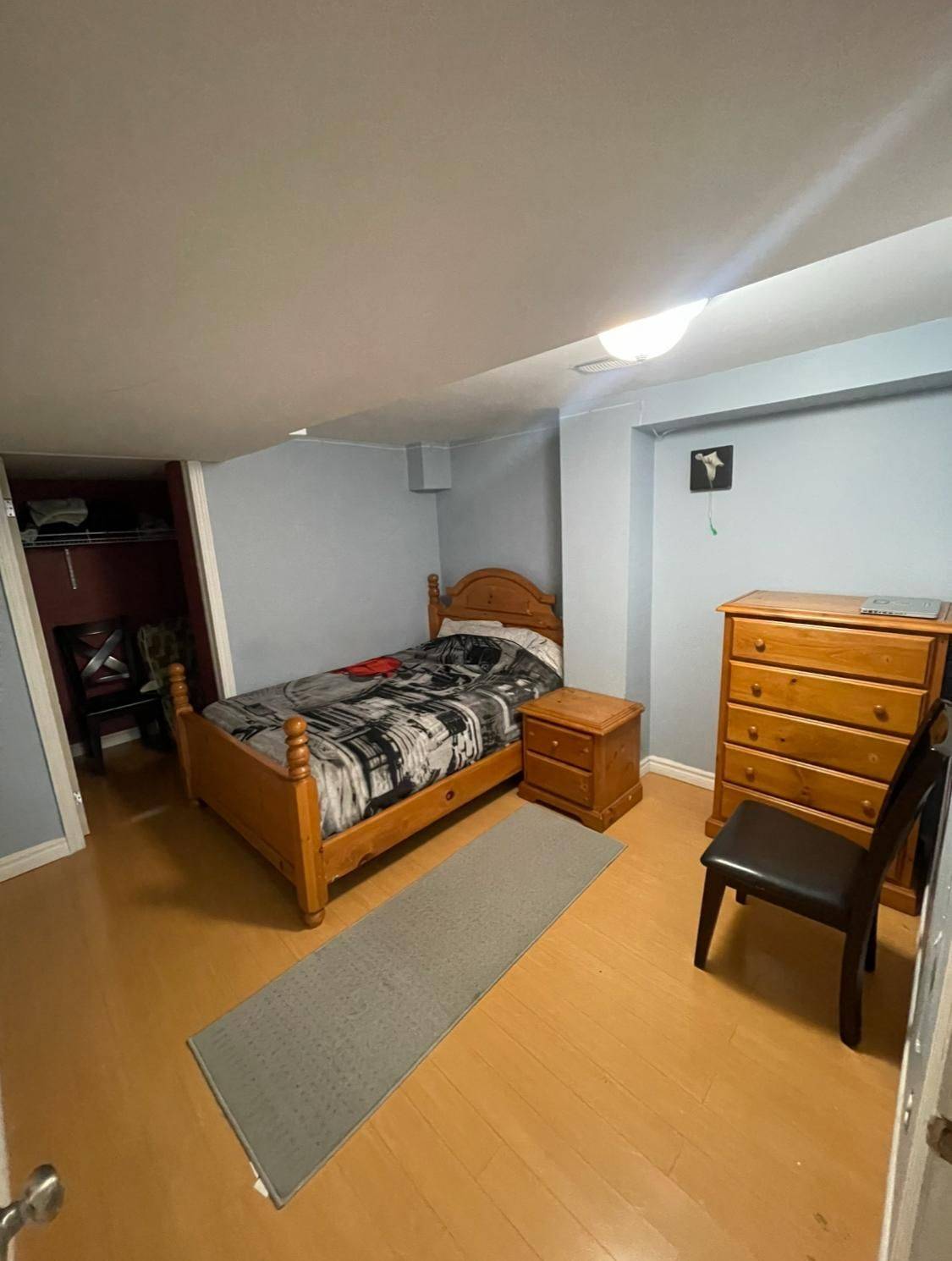 Brampton, ON L6Y 5R9,76 Charcoal WAY