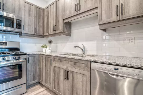 Hamilton, ON L8L 2V8,52 Barton ST E