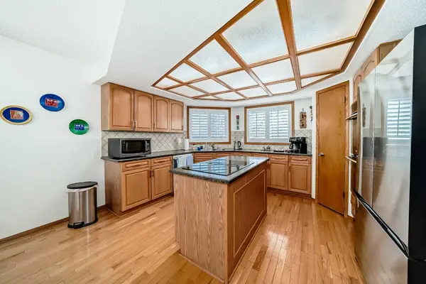 Calgary, AB T3A 4X9,91 Hampshire Close NW