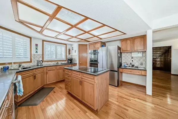 Calgary, AB T3A 4X9,91 Hampshire Close NW