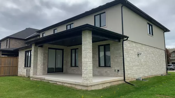 Niagara Falls, ON L2J 0A1,2476 COLANGELO DR