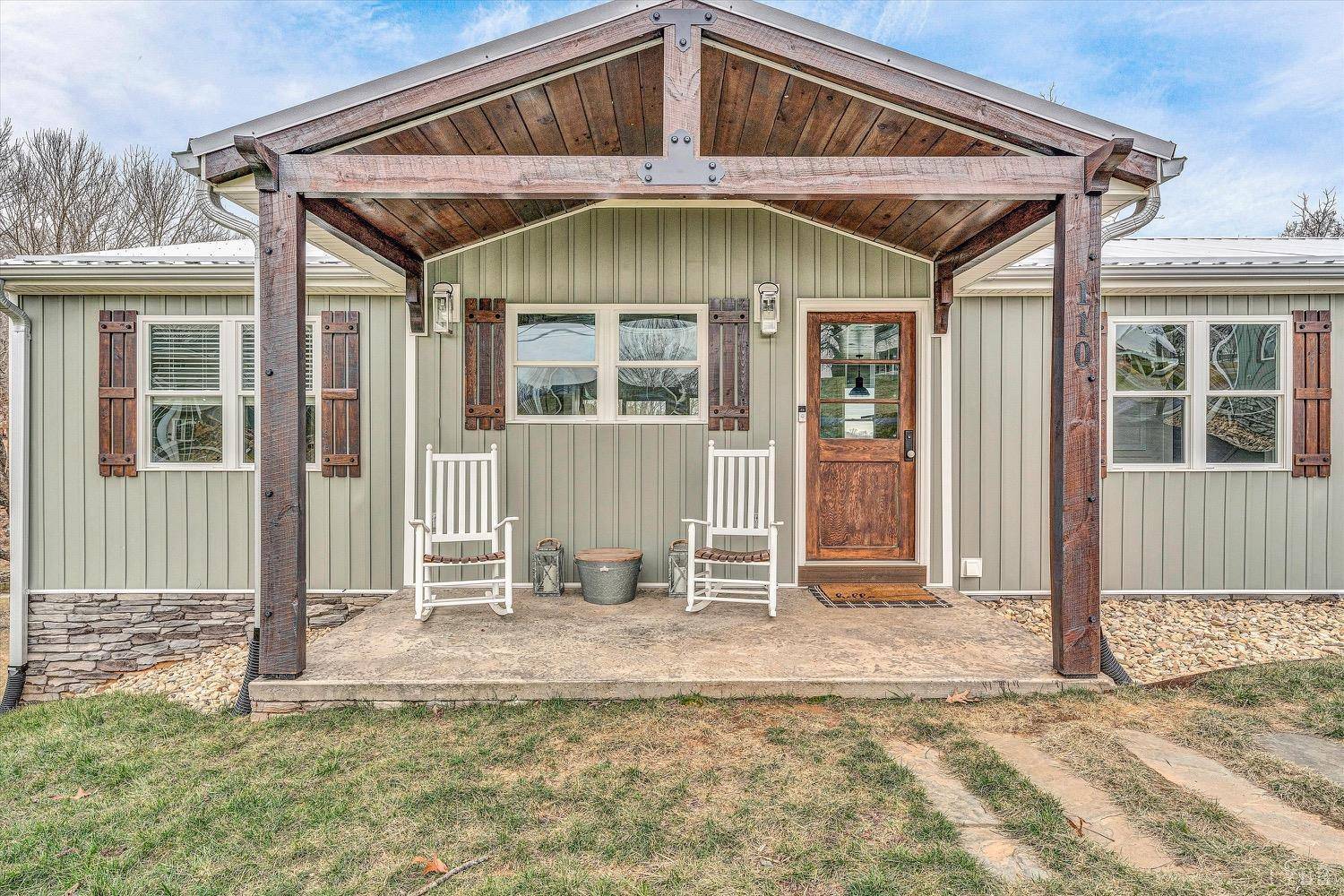 110 Gross Point Dr, Huddleston, VA 24104