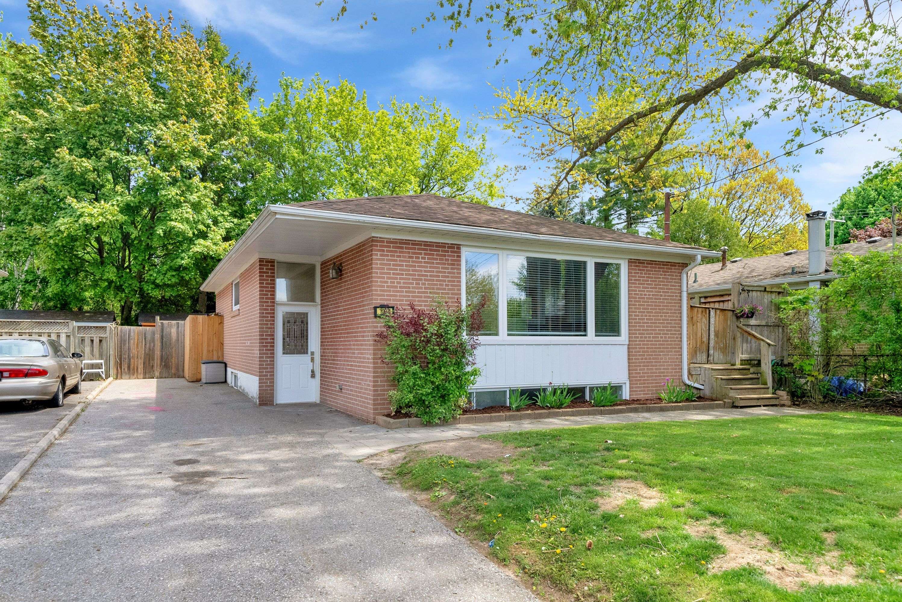 Whitby, ON L1N 4V4,1003 Centre ST N