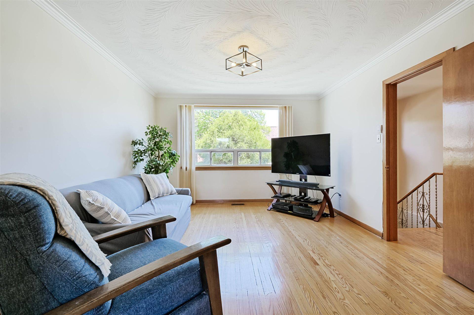 Toronto W02, ON M6G 3V1,852 Ossington AVE