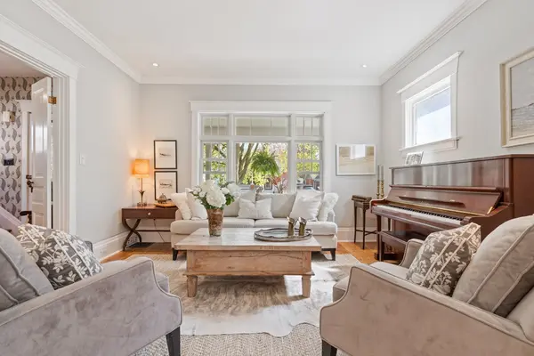 Aurora, ON L4G 1C7,72 Connaught AVE