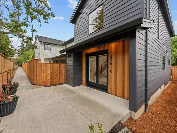 3951 SE Liebe ST #C,  Portland,  OR 97202
