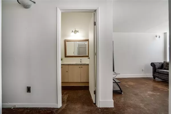 Hamilton, ON L8R 3H7,11 REBECCA ST #401