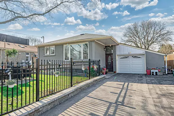 18 Courtwright RD, Toronto W08, ON M9C 4B4