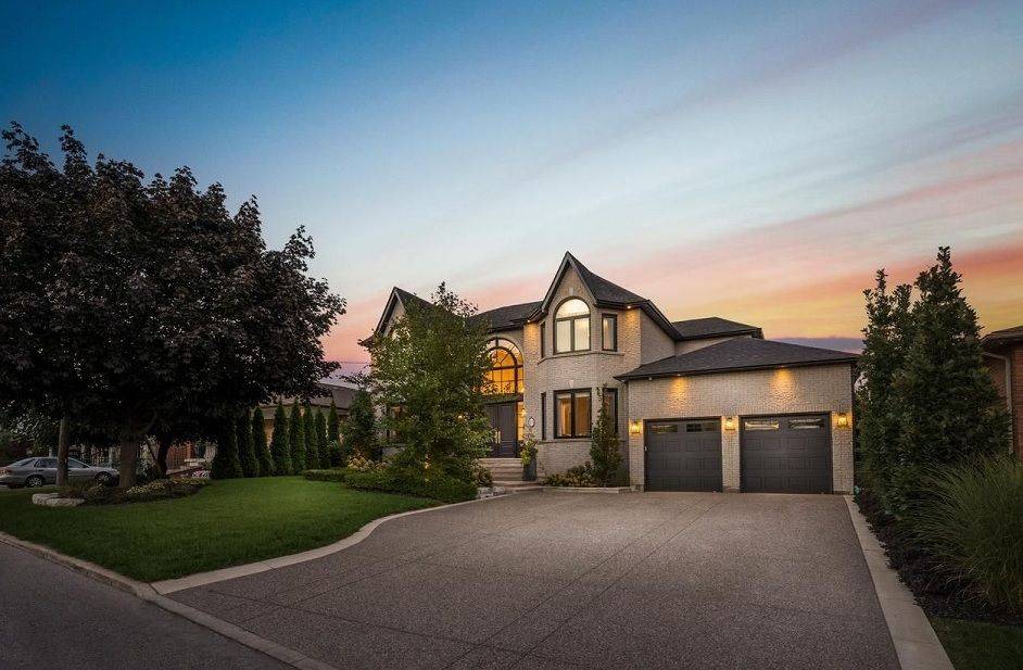 Toronto W04, ON M6L 2Y7,13 Bourdon AVE