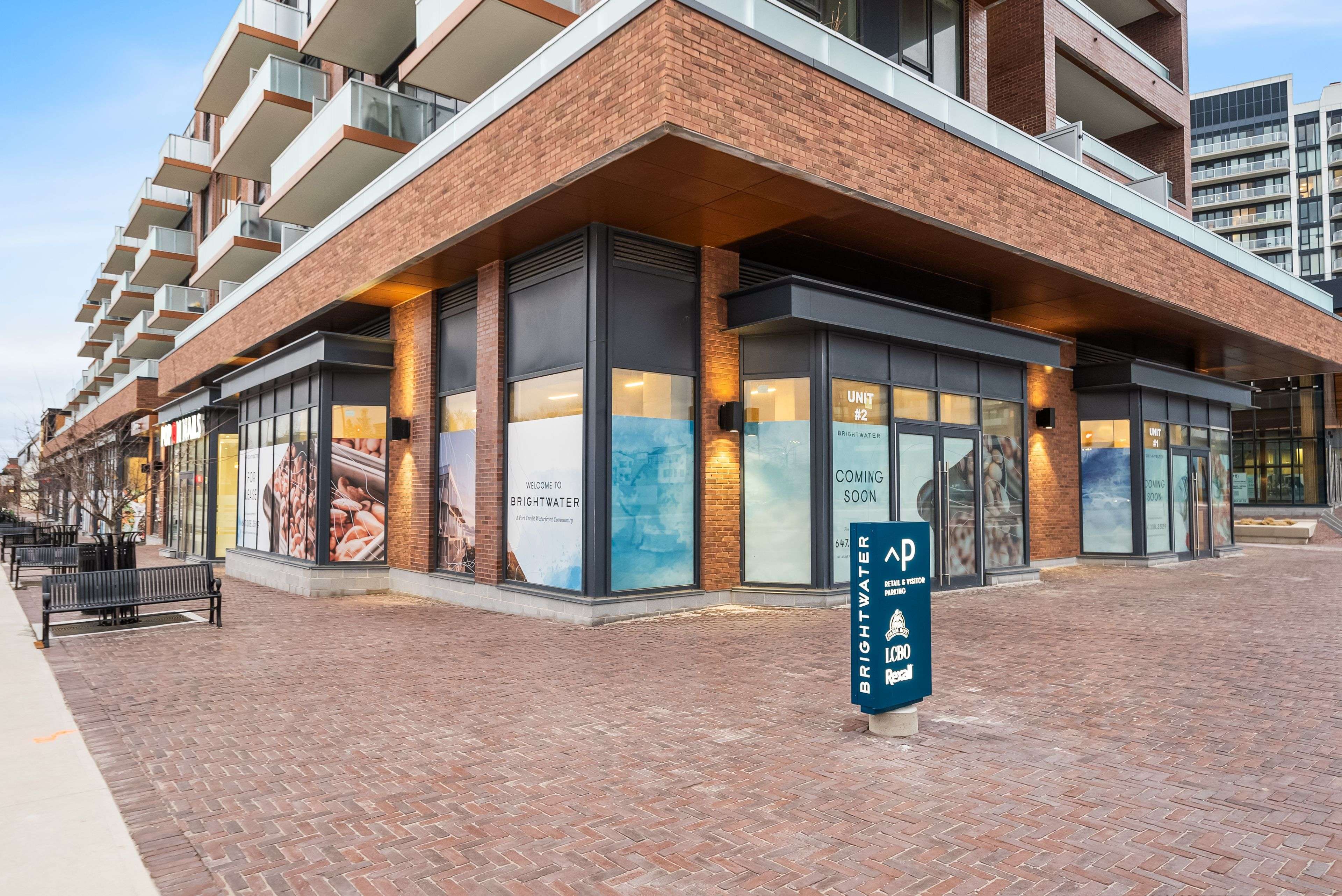 Mississauga, ON L5H 1G5,215 LAKESHORE RD W #208