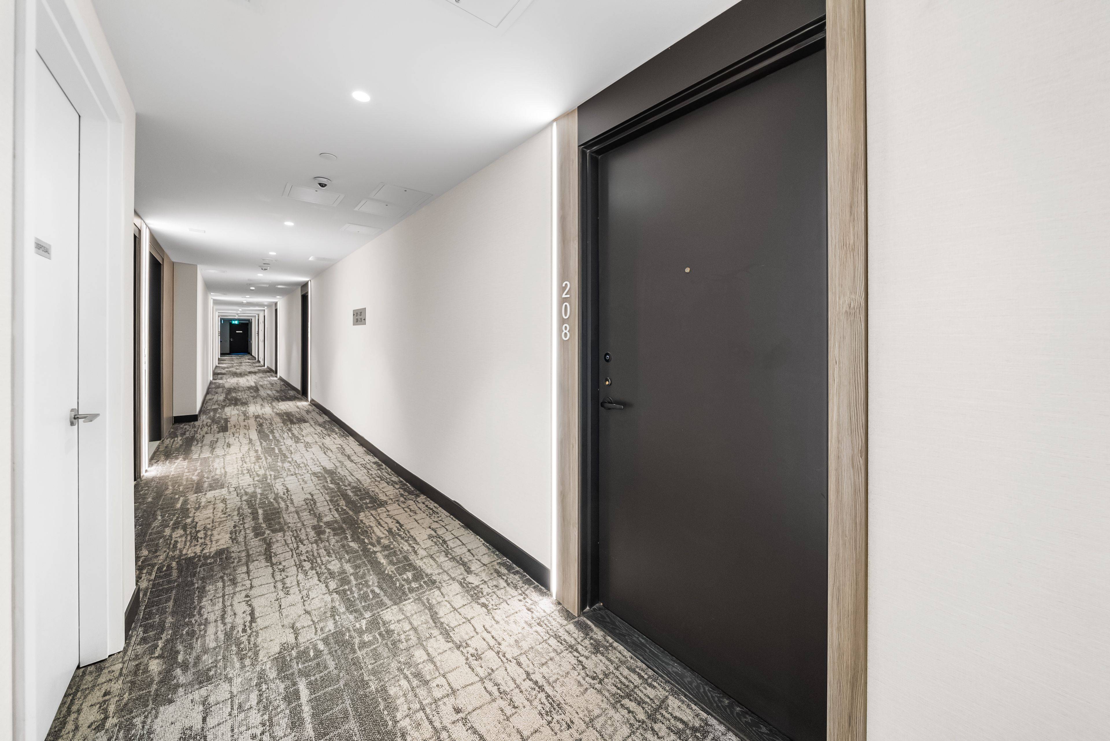Mississauga, ON L5H 1G5,215 LAKESHORE RD W #208