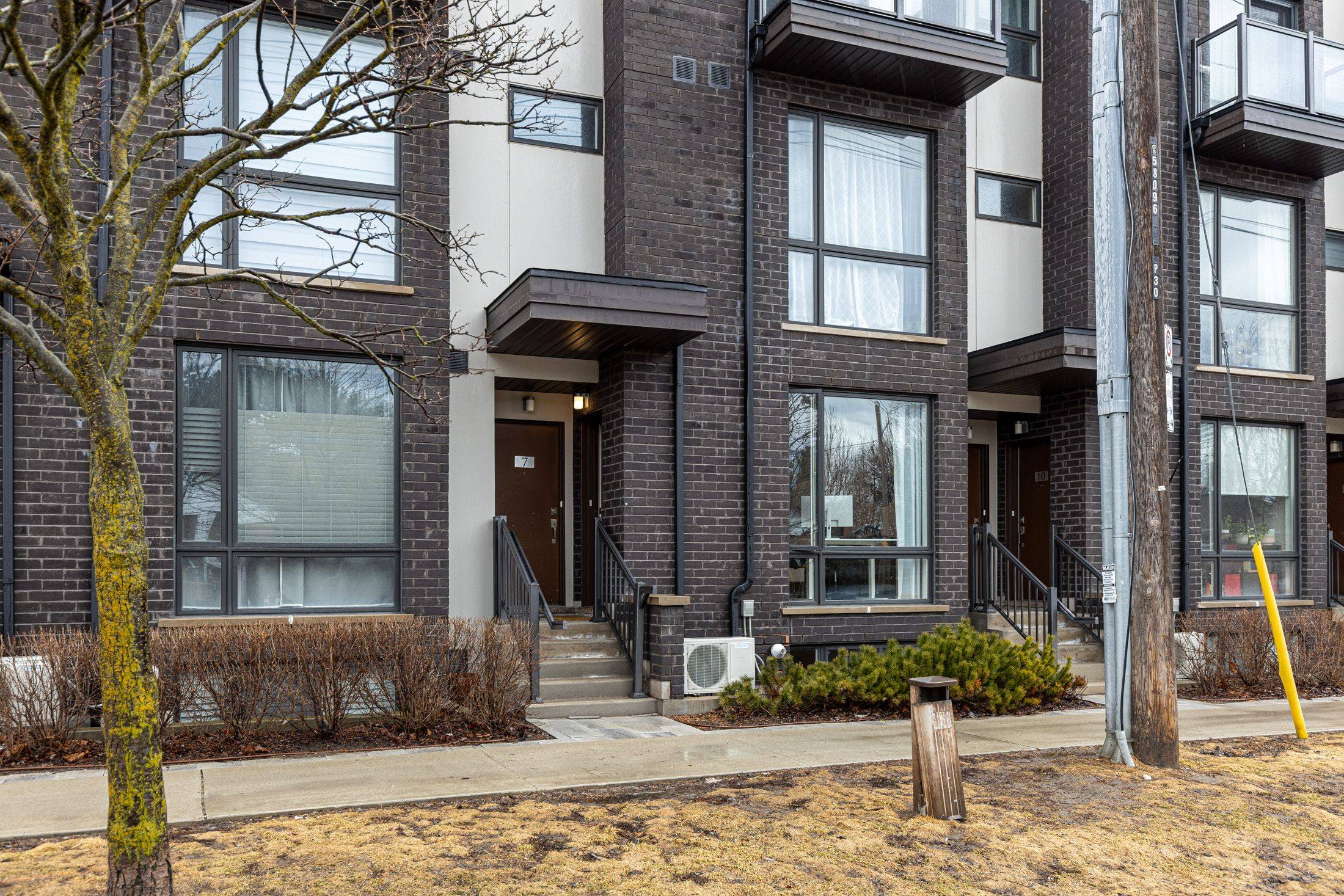 Toronto W08, ON M8Z 3L2,24 Fieldway RD #8