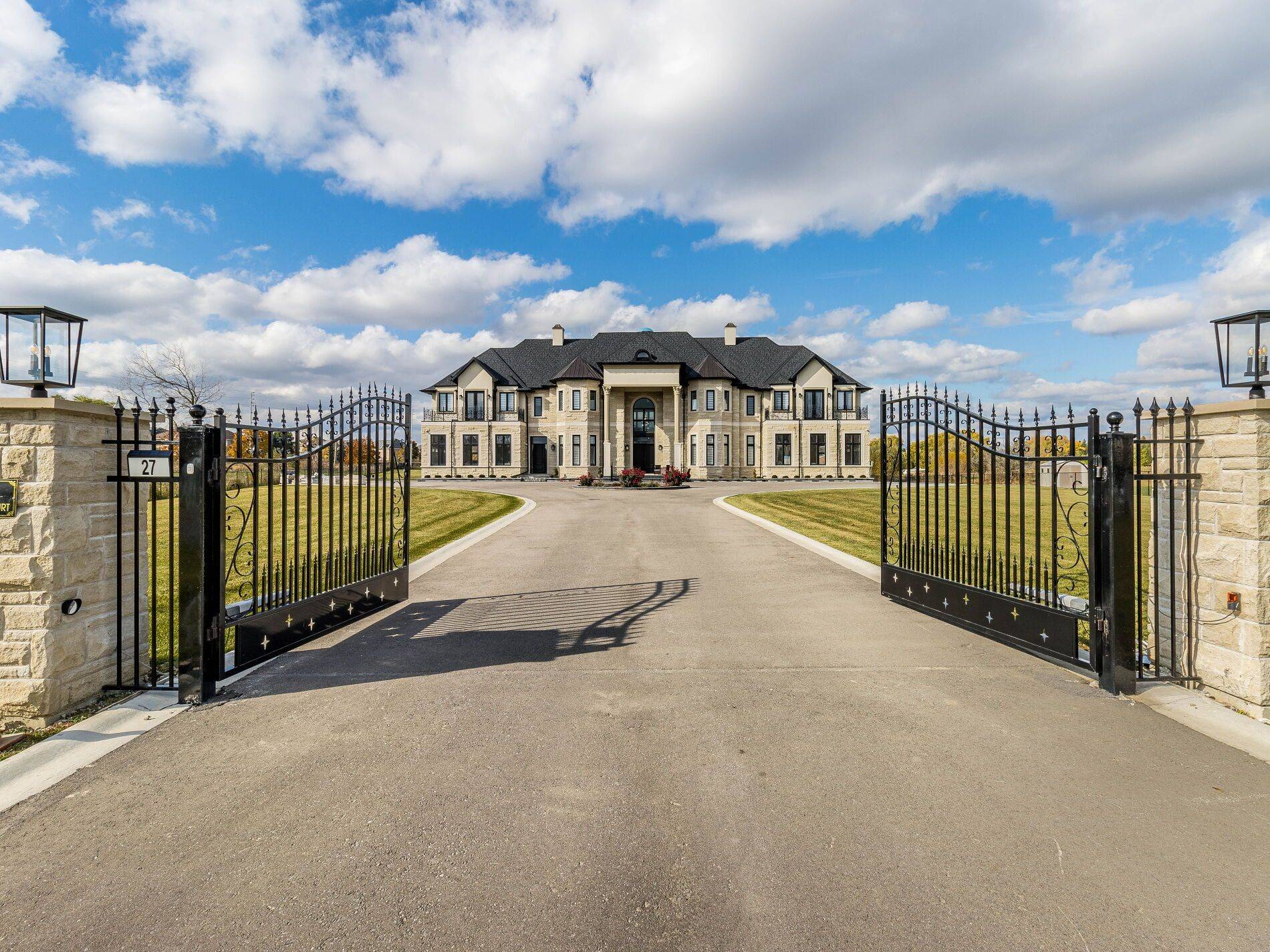 27 Morris CT, Brampton, ON L6P 0G7