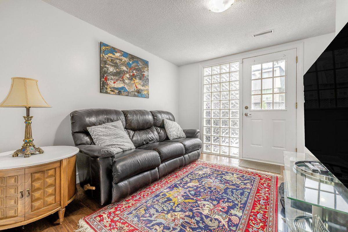 Aurora, ON L4G 3M4,61 Poplar CRES