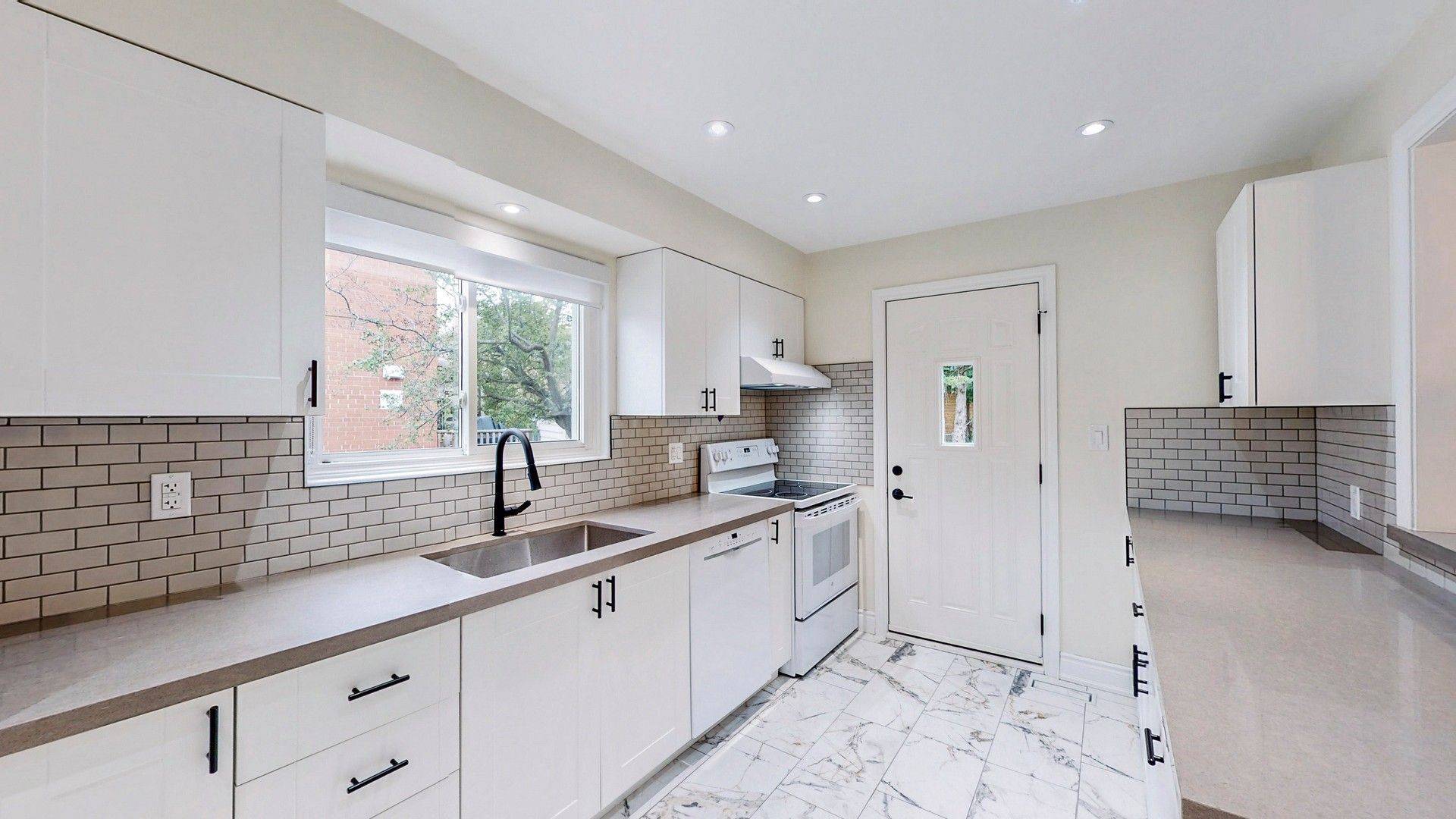 Mississauga, ON L5C 1S8,1480 Freeport DR