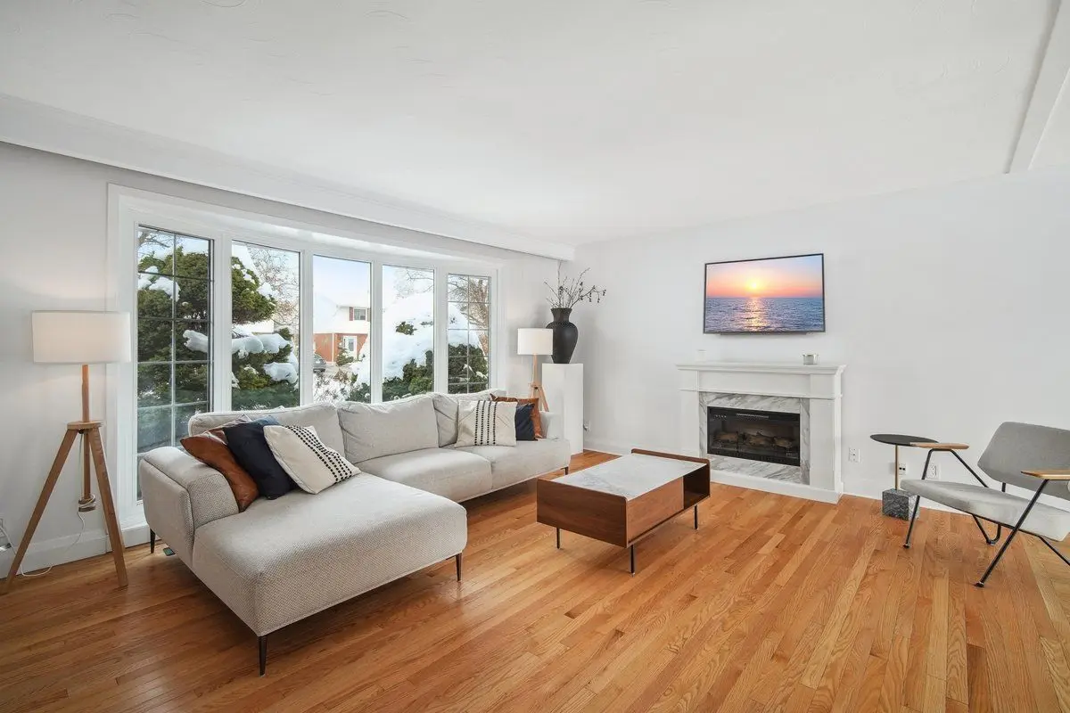 Burlington, ON L7L 2B8,651 Artreva CRES