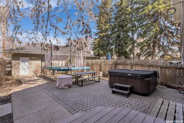 1025 10th STREET E, Saskatoon, SK S7H 0H8