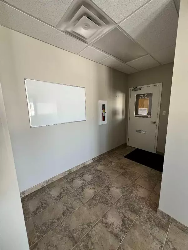 Grande Prairie, AB T8V 8E6,10605 West Side DR #207