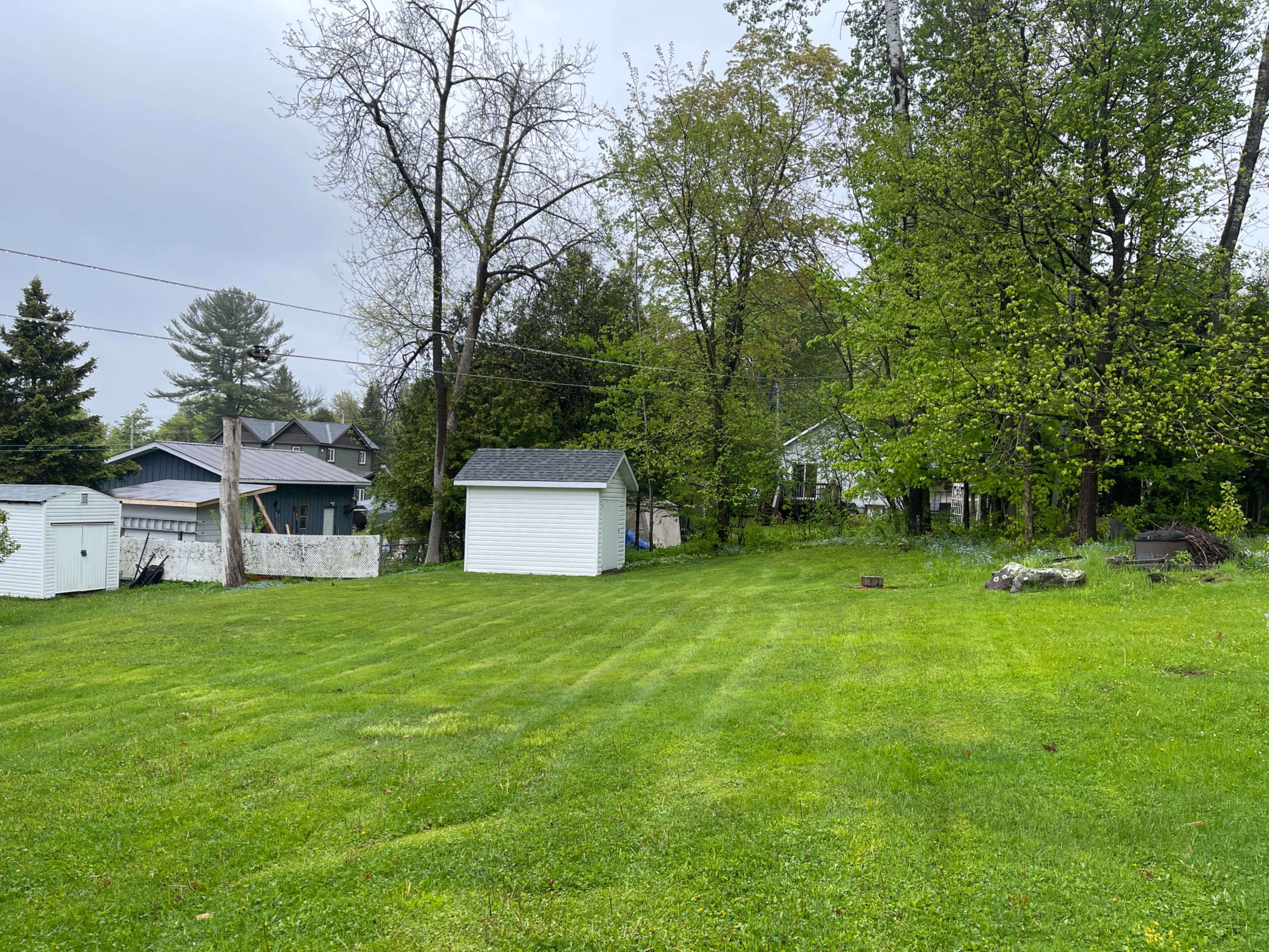 Huntsville, ON P1H 1V2,8 Greaves AVE
