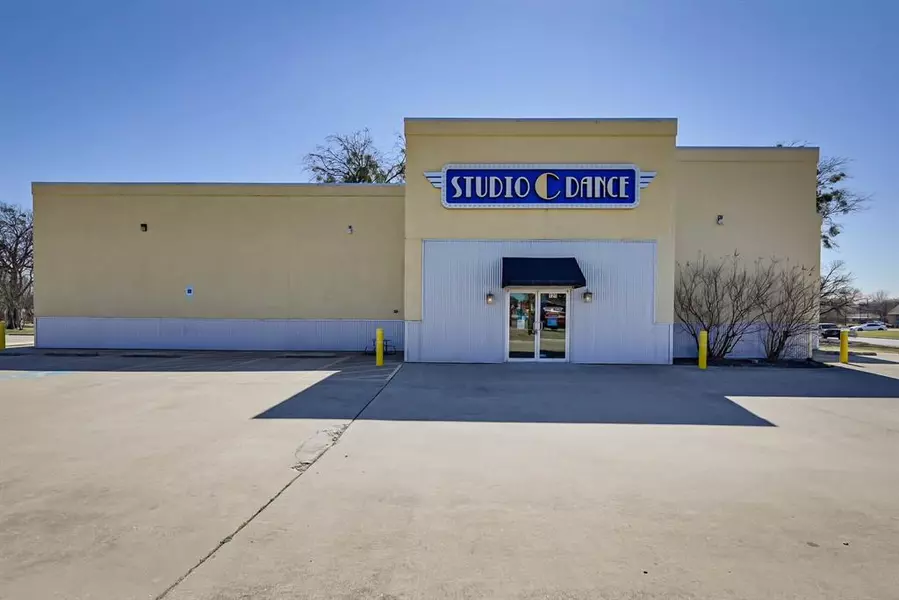 120 NW Newton Drive, Burleson, TX 76028