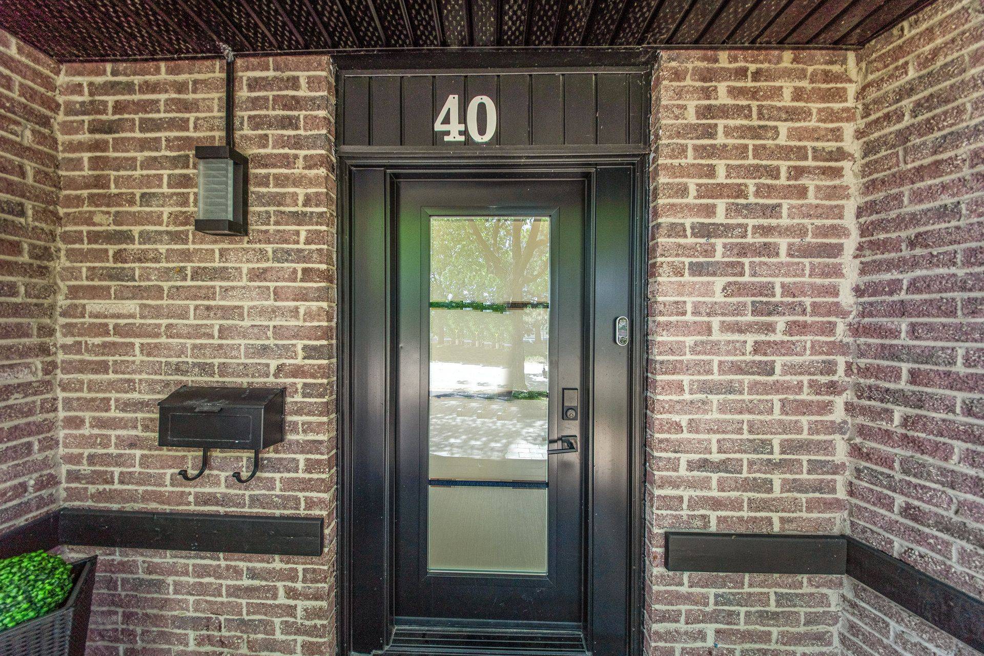 Mississauga, ON L5A 3Y2,2035 Asta DR #40