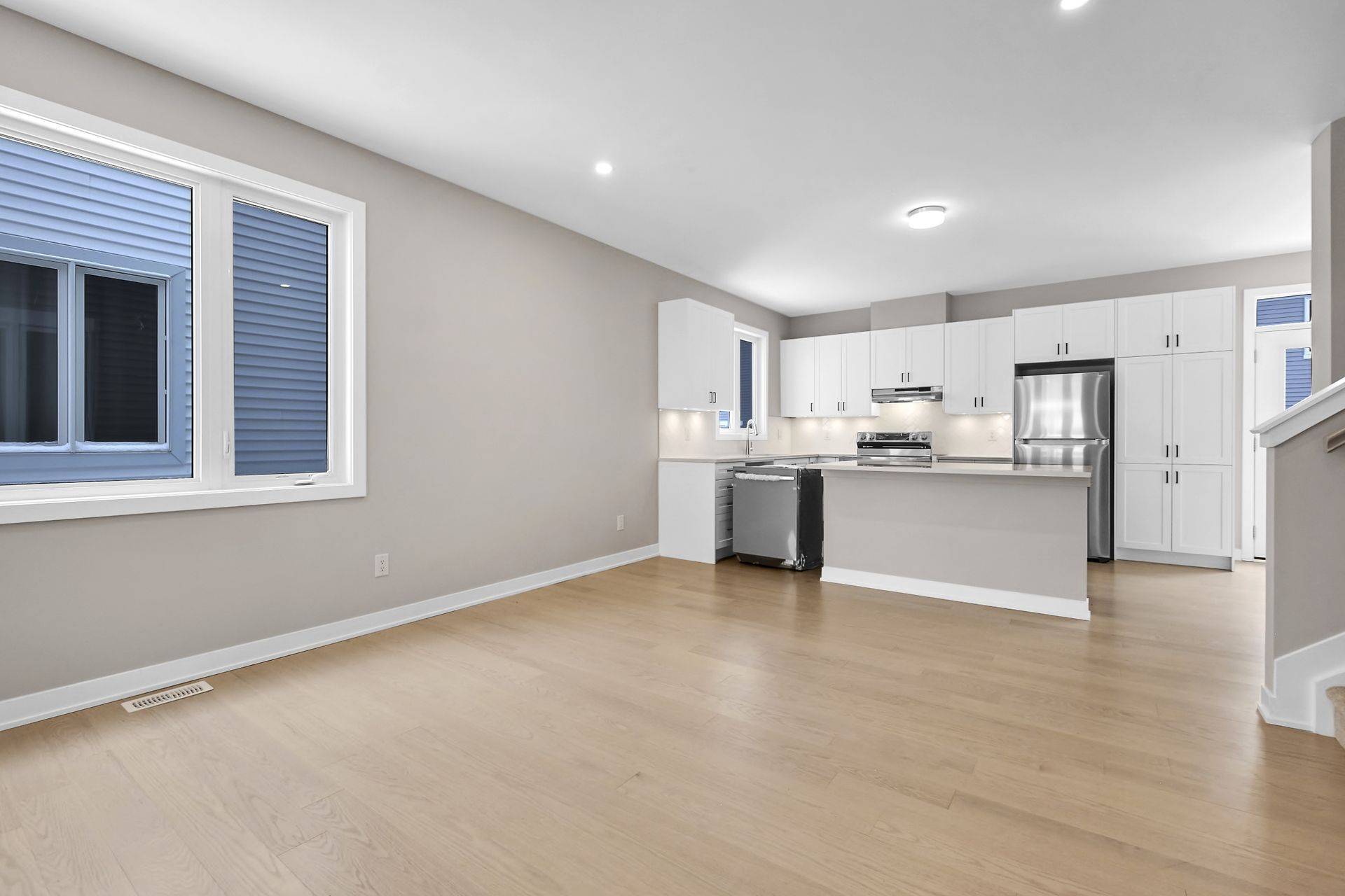 Orleans - Convent Glen And Area, ON K1C 7G4,98 PIZZICATO ST
