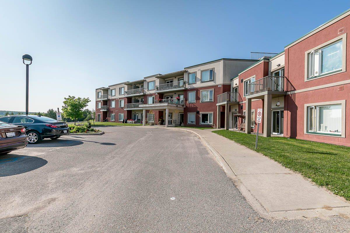 Tiny, ON L9M 0H1,333 LAFONTAINE RD W #105