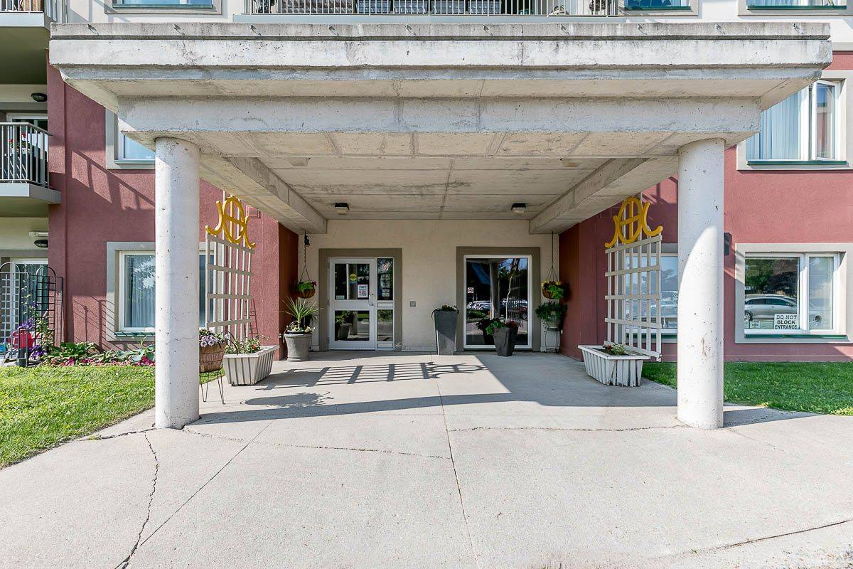Tiny, ON L9M 0H1,333 LAFONTAINE RD W #105