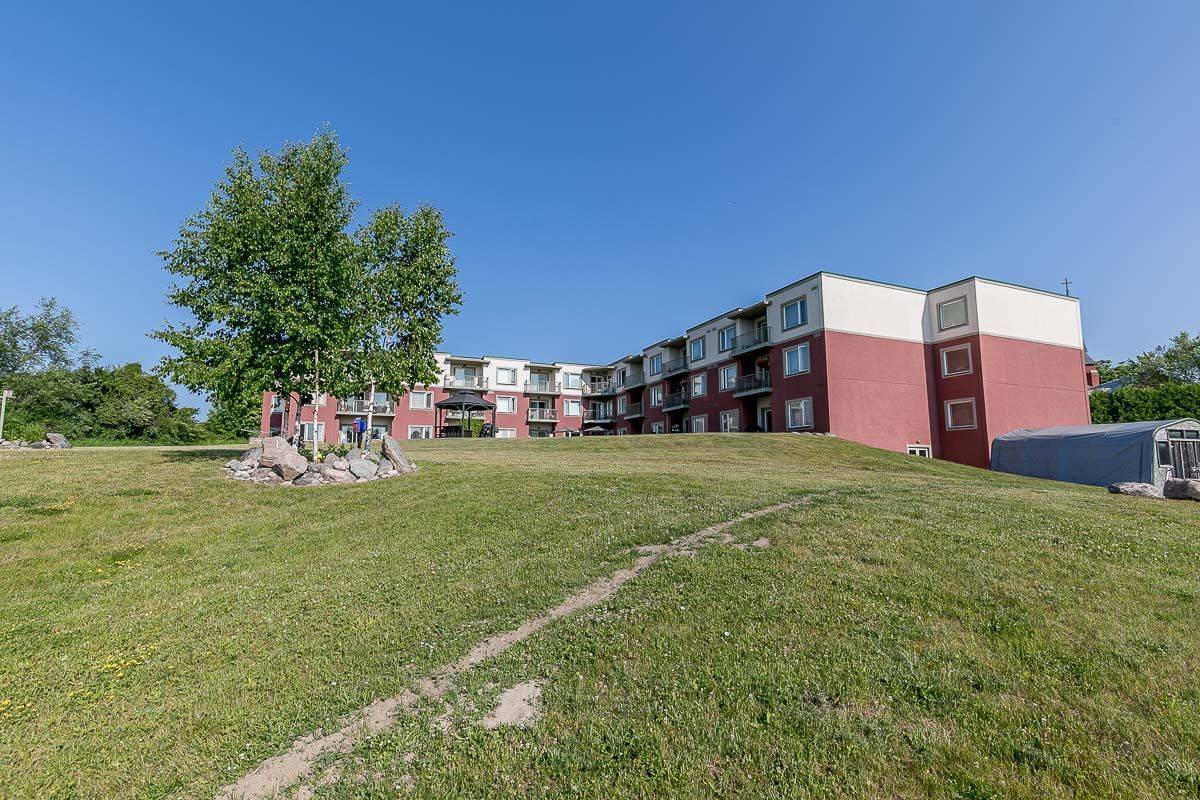 Tiny, ON L9M 0H1,333 LAFONTAINE RD W #105